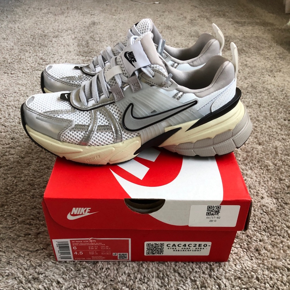 Wmns Nike Y2K Running | Size: 6
